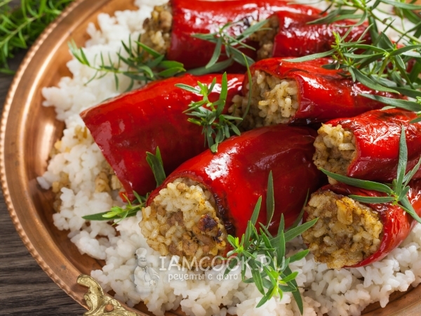 Перец, фаршированный мясом и рисом, на сковороде, рецепт с фото