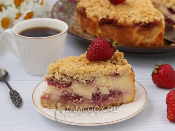Песочный пирог с творогом и клубникой, рецепт с фото