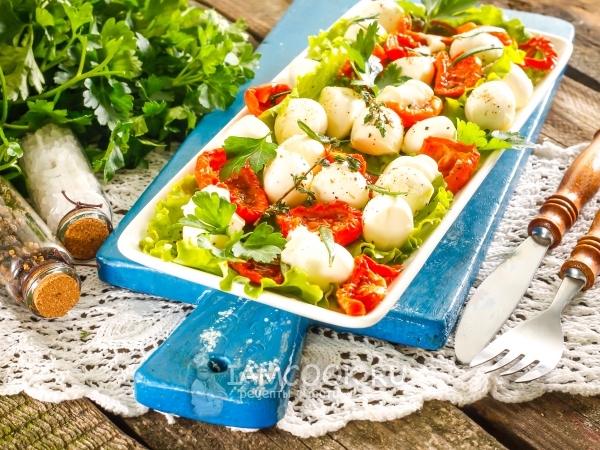Салат с вялеными помидорами и моцареллой, рецепт с фото