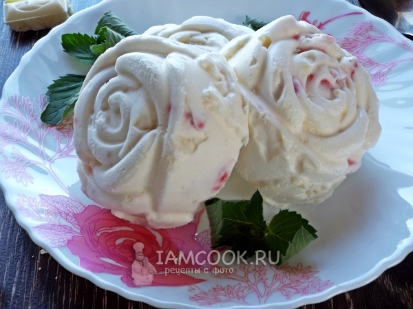 Мороженое с клубникой и белым шоколадом, рецепт с фото