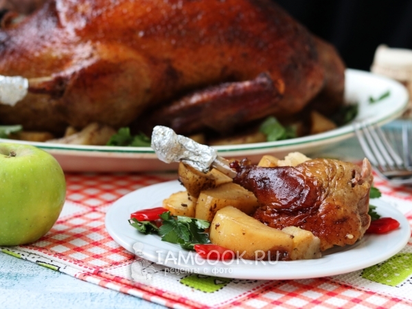 Утка с яблоками и картошкой в духовке, рецепт с фото