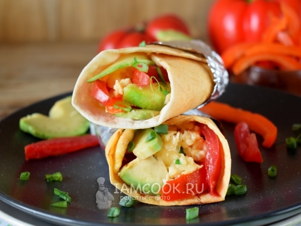 Буррито с авокадо и яичницей-скрэмбл, рецепт с фото