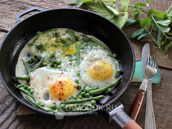 Яичница с горошком и стручковой фасолью, рецепт с фото
