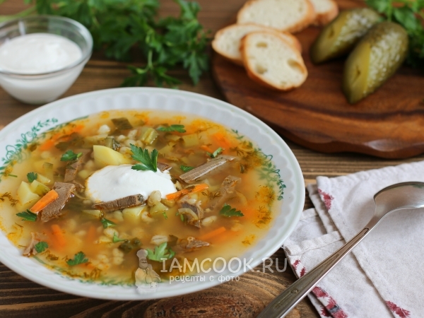 Рассольник с перловкой, солеными огурцами и говяжьим сердцем, рецепт с фото