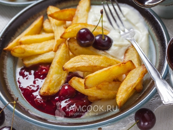 Картошка фри с вишневым соусом и взбитыми сливками, рецепт с фото