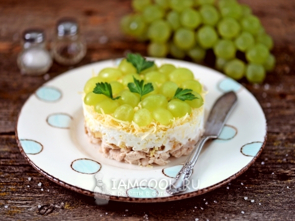 Салат «Тиффани» с виноградом и грецкими орехами, рецепт с фото