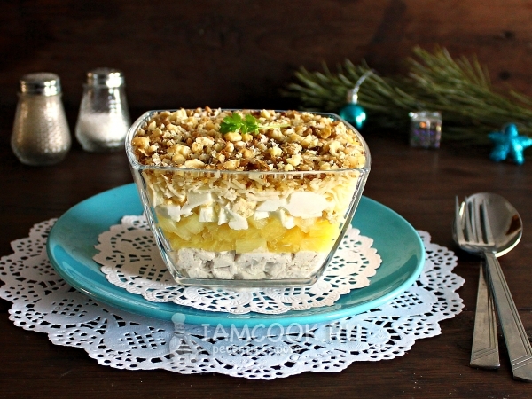 Слоеный салат с ананасом, курицей и сыром, рецепт с фото