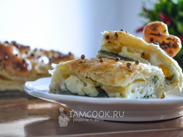 Пирог из слоеного теста с щавелем, рецепт с фото