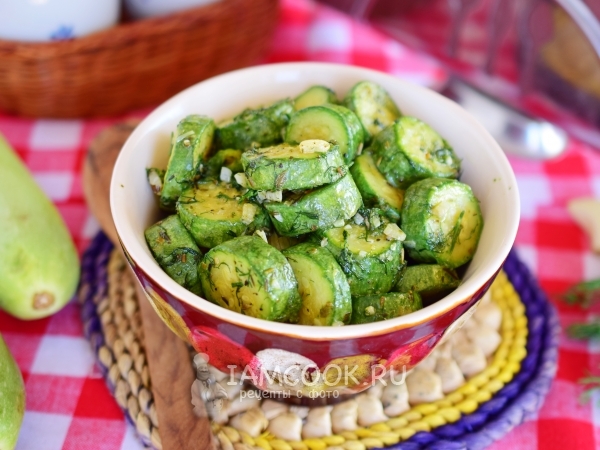 Тушеные кабачки с чесноком, рецепт с фото