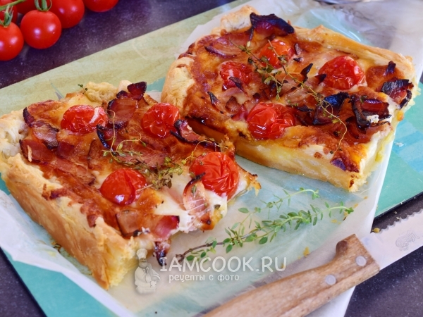 Слоеный пирог с помидорами, беконом и сыром, рецепт с фото