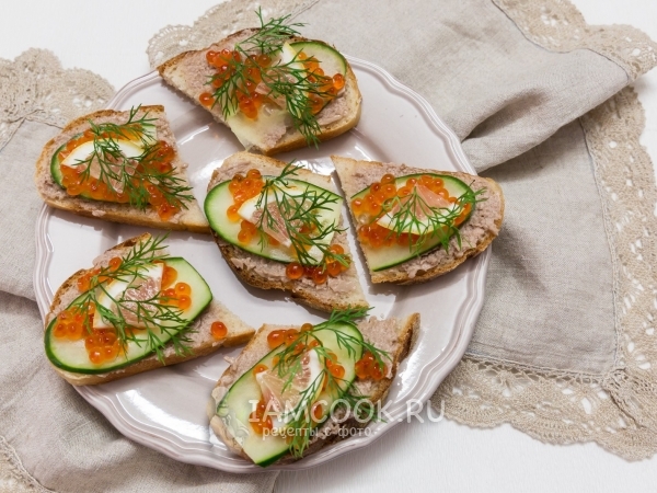 Бутерброды с красной икрой и печенью трески, рецепт с фото
