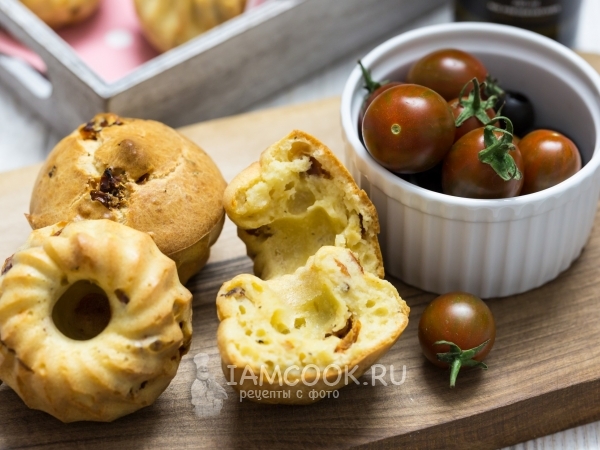 Закусочные маффины с вялеными помидорами, рецепт с фото