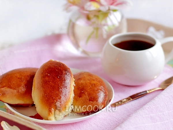 Пирожки с вишней из дрожжевого теста, рецепт с фото