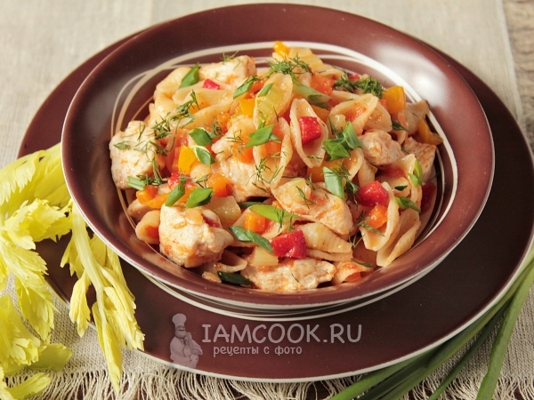 Макароны с курицей и овощами на сковороде, рецепт с фото