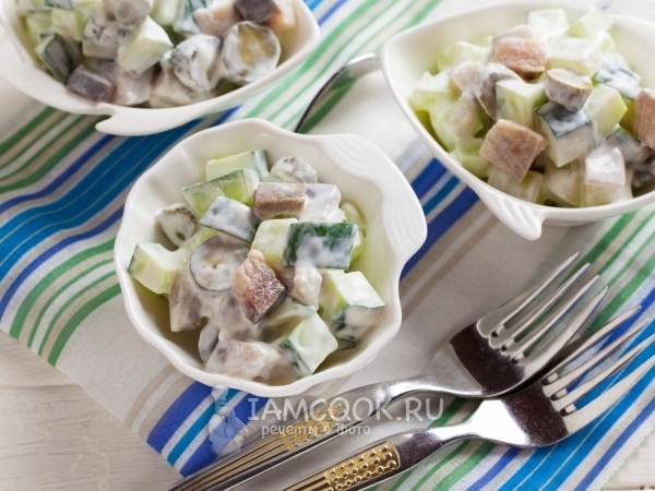 Салат с селедкой и огурцами (свежим и маринованным), рецепт с фото