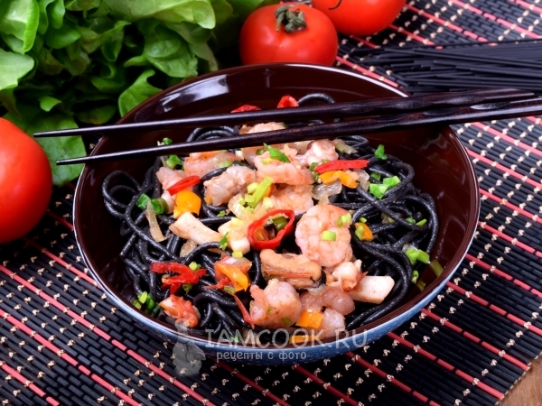 Черные спагетти с морепродуктами, рецепт с фото