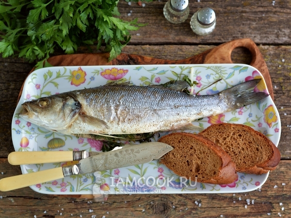 Сибас, запеченный с ароматными травами, рецепт с фото