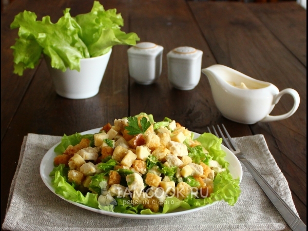 Салат с курицей, сухариками и сыром, рецепт с фото