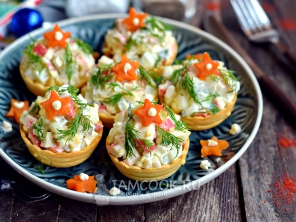 Салат из крабовых палочек в песочных тарталетках, рецепт с фото