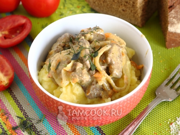 Тушеная печень со сметаной, морковью и луком, рецепт с фото