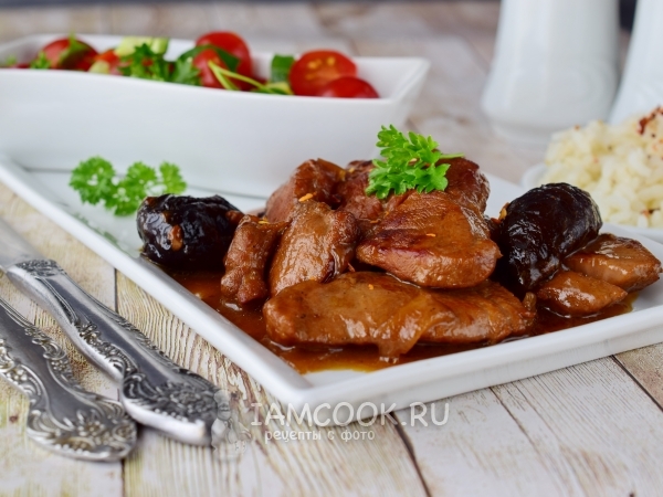 Тушеная телятина с черносливом, рецепт с фото