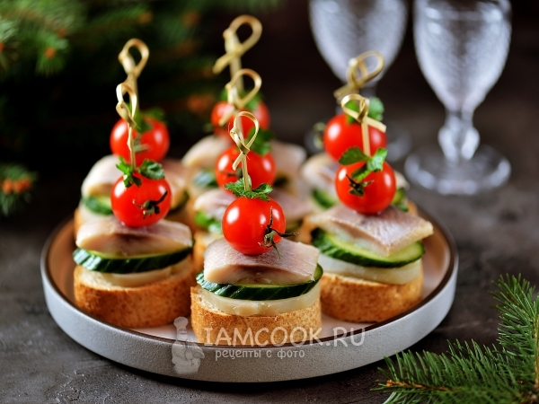 Канапе с селедкой и помидорами, рецепт с фото