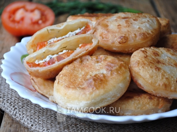 Пирожки «Бомбочки» с творогом и помидорами, рецепт с фото