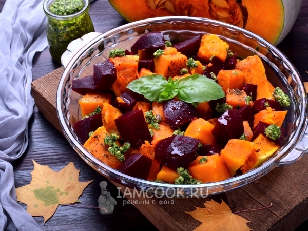 Печеная тыква со свеклой и соусом песто, рецепт с фото