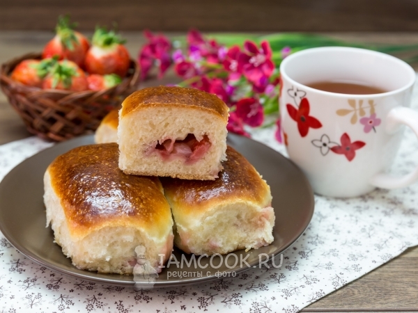 Пирожки с клубникой в духовке, рецепт с фото