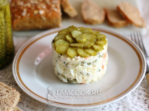 Классический салат «Оливье» с курицей, рецепт с фото