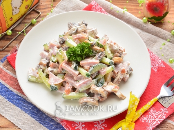 Салат с ветчиной, грибами и огурцами, рецепт с фото