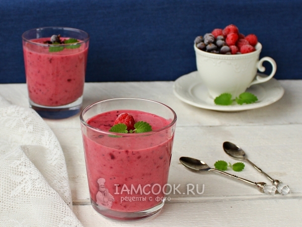 Малиновый смузи с бананом и черной смородиной, рецепт с фото