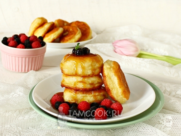 Пышные оладьи на простокваше на дрожжах, рецепт с фото