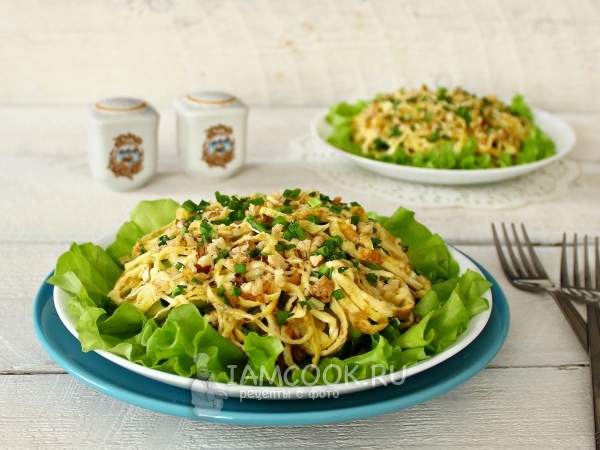 Салат «Римский» с говядиной и яичными блинчиками, рецепт с фото