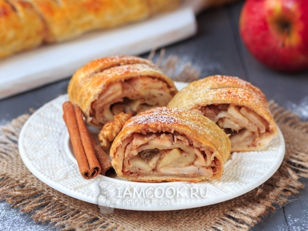 Рулет из слоеного теста с яблоками, рецепт с фото