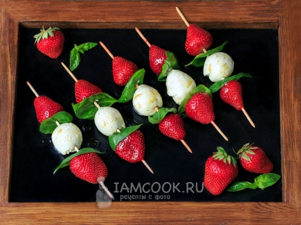 Капрезе с клубникой, рецепт с фото