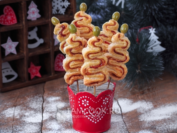 Канапе «Ёлочка» из слоеного теста, рецепт с фото