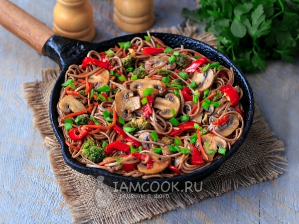 Гречневая лапша с овощами, рецепт с фото