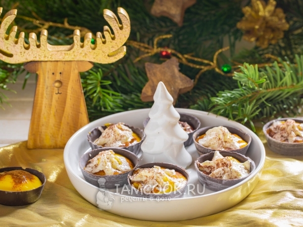 Десерт в шоколадных чашечках с яичным ликёром, рецепт с фото