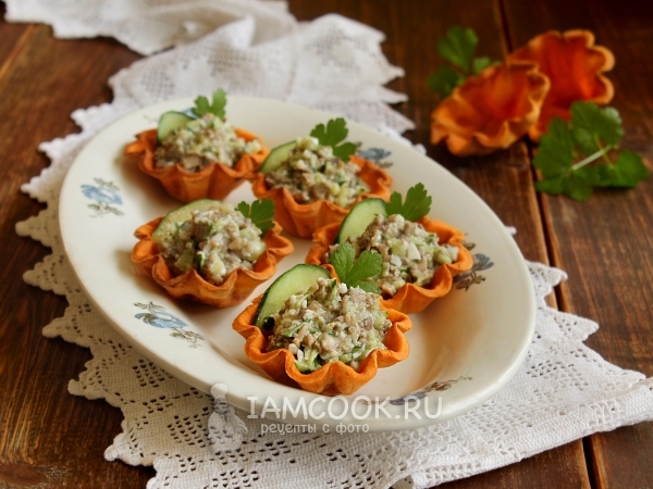 Салат с шампиньонами, огурцами и яйцами в тарталетках, рецепт с фото