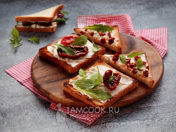 Бутерброды с творожным сыром и вялеными помидорами, рецепт с фото