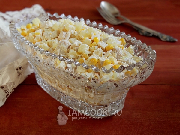 Салат с курицей, ананасом, кукурузой, сыром и яйцом, рецепт с фото