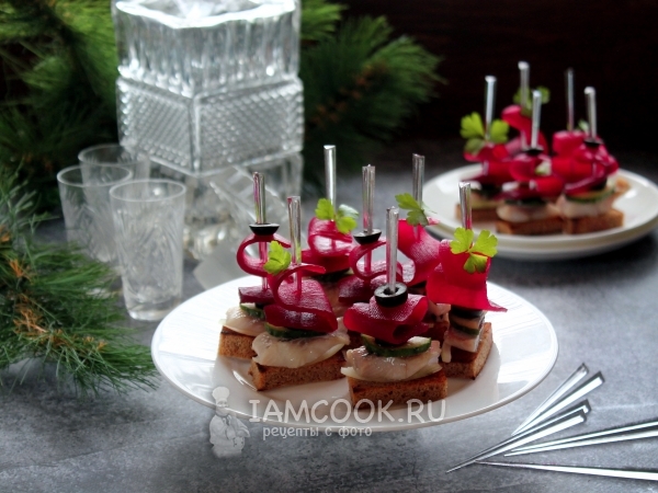 Канапе с селедкой и свеклой, рецепт с фото