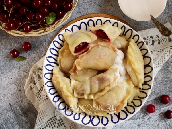 Вареники с вишней на кефире (с содой), рецепт с фото