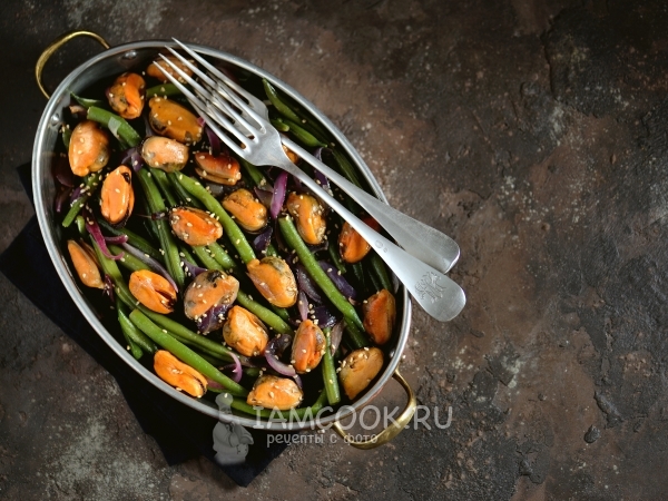 Салат со стручковой фасолью и мидиями, рецепт с фото