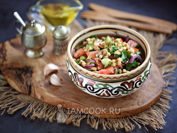 Грузинский салат с грецкими орехами, рецепт с фото