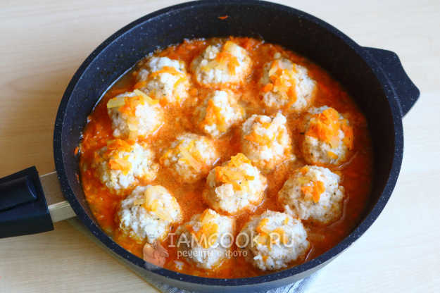 Тушим рыбные фрикадельки