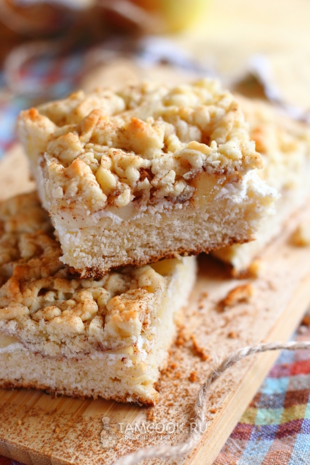 Тертый пирог с творогом и яблоками