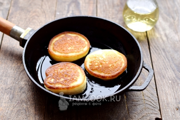 Жарим классические оладушки на ряженке