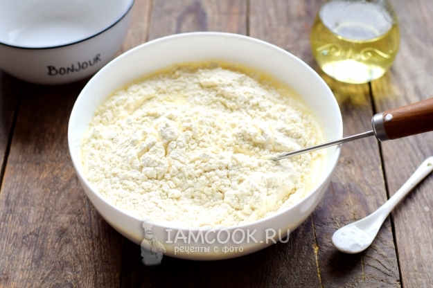 Замешиваем тесто с ряженкой для оладьев